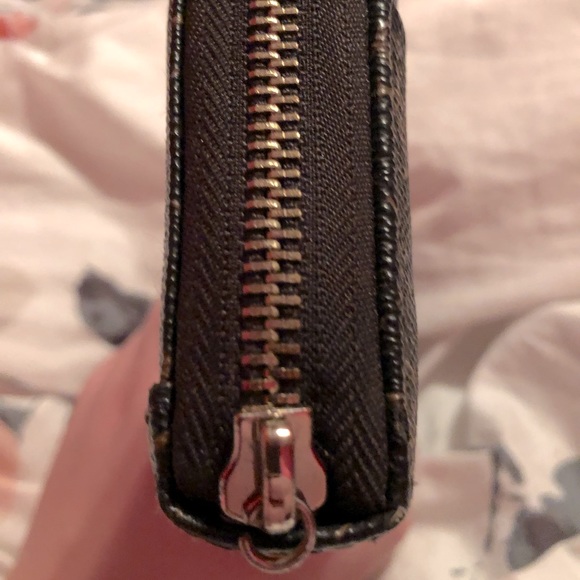 Guess large zip around wallet - Picture 4 of 4
